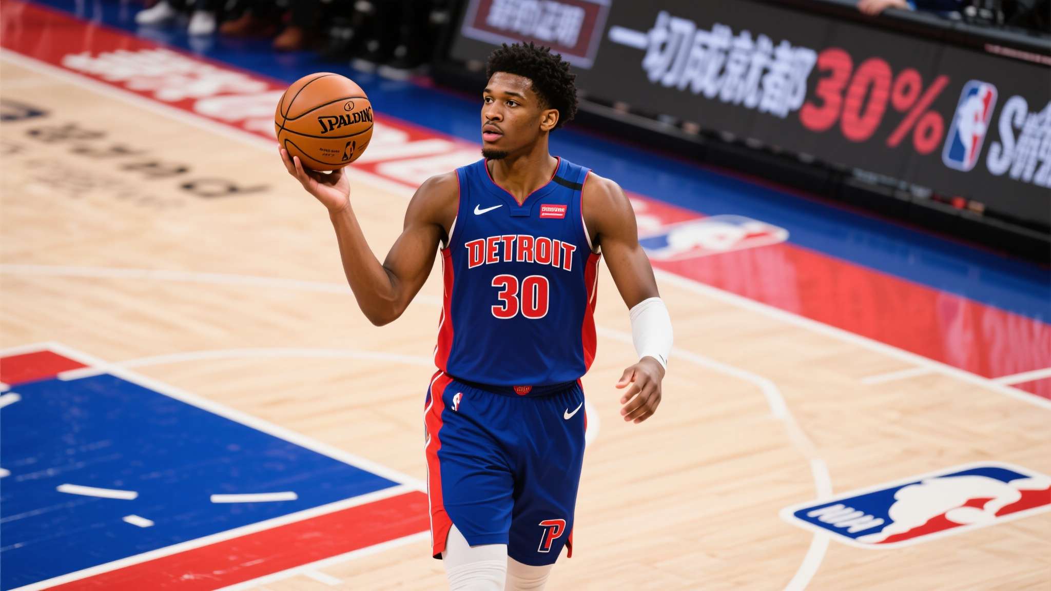 在NBA赛场上 每一次高光时刻背后都隐藏着无数日复一日的汗水和执着 对于活塞队新